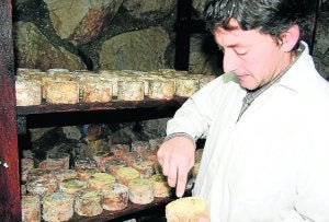 Roberto López en su cueva de Lon donde maduran los quesos de su empresa. ::
DM/