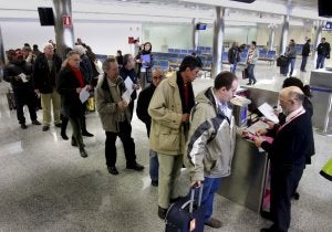 Los pasajeros de uno de los vuelos matinales, en la zona de embarque que se abrió ayer. :: DANIEL PEDRIZA/