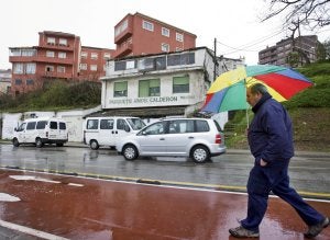 A la espera. El edificio, ayer mismo, aguarda su inminente derribo. :: ROBERTO RUIZ/