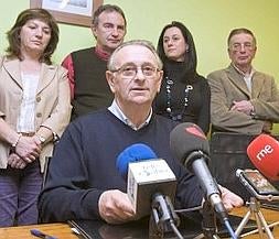 Pacheco aparece flanqueado por Eva Arranz y Celestino Cobo, primero y segundo por la izquierda. Sus nombres suenan para sucederle. :: ROBERTO RUIZ/