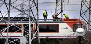 Imagen de archivo de unos operarios reparando la avería en uno de los trenes entre Santander y Torrelavega. :: SANE/
