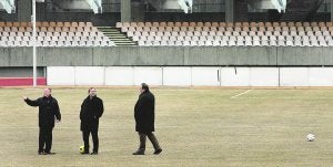 Los delegados de la UEFA inspeccionan el lamentable estado del césped. ::
EFE/