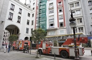 Los bomberos desplazaron un camión autobomba y la escala. R. RUIZ/