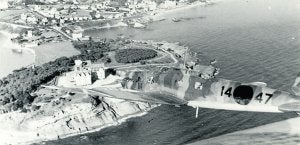Un avión de la Legión Cóndor sobrevuela Santander en una de sus incursiones durante la Guerra Civil. ::
IMÁGENES: ARCHIVO ANTONIO BARTOLOMÉ RUBIO/