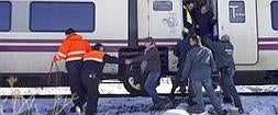 Pasajeros saliendo de un alvia averiado en uno de los últimos incidentes con la catenaria en Cantabria. :: SANE/