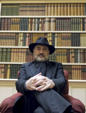 El escritor Fernando Aramburu, que publica su nueva obra, visita la feria santanderina. :: KIKO HUESCA/