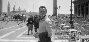 El autor de 'El latido de la memoria' en uno de sus viajes de juventud en Venecia. Colección Manuel Arce. :: CDIS/