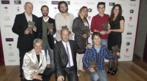 El director del festival, Álvaro García y la escultora Godoy posan con los premiados. ::
S. IZQUIERDO/