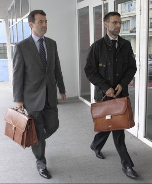 Yves Díaz de Villegas (izda.), con su abogado. ::
SANE/