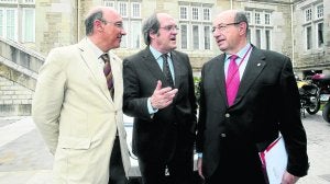 Federico Gutiérrez-Solana, Ángel Gabilondo y Salvador Ordóñez, ayer en La Magdalena. :: CELEDONIO/