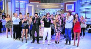El equipo al completo de 'Qué tiempo tan feliz' canta y baila al final del programa. :: TELECINCO/