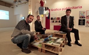 Los diseñadores Pau Camblor y Javier Asín y el director de la Obra Social de Caja Cantabria, Juan Muñiz. ::
CELEDONIO/