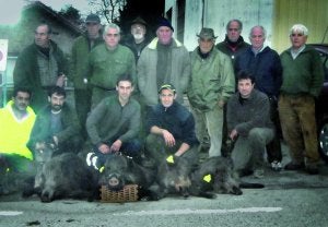 La cuadrilla de Román Varela, de Los Corrales, se bajó de Soligote con el cupo de cuatro jabalíes. ::
DM/