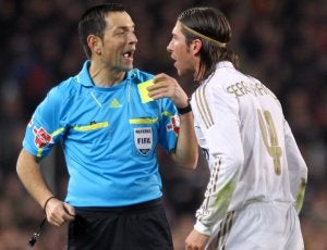 Fernando Teixeira Vitienes muestra tarjeta amarilla a Sergio Ramos durante el partido del miércoles. :: EFE/
