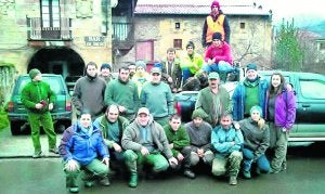 Componentes de la cuadrilla 145, de Roberto Fernández, con el jabalí que mataron el miércoles en Cieza Norte. ::
DM/