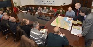 Reunión mantenida ayer en el Ayuntamiento con los representantes de las asociaciones de vecinos de Santander. :: DM/
