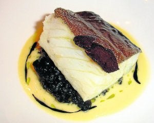 Bacalao confitado con arroz negro de cachón y pil pil de trufa. :: DM/