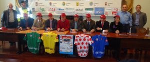 Autoridades y representantes de las entidades colaboradoras posan con los maillots y las gorras conmemorativas del Memorial Rodríguez Inguanzo de este año. ::
SARA TORRE/