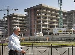 Mientras aumenta la tensión política, las obras de Valdecilla presentan este estado. :: ANDRÉS FERNÁNDEZ/