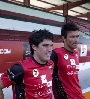 Iván Crespo (derecha), fue presentado ayer junto a Asier Goiria. :: DM/