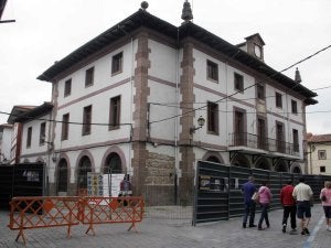 Las obras de rehabilitación del Consistorio ampuerense están paralizadas desde hace unas semanas / Foto: A. Verano. ::/