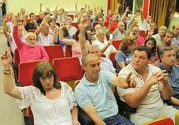 La mayor parte de los asistentes a la asamblea votó a favor «de plantar cara al Gobierno». / Javier Cotera/