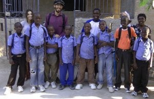 Lucía Lantero, junto a un cooperante y alumnos del primer colegio gratuito. :: DM/