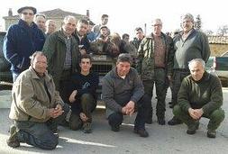 La cuadrilla de Félix Alonso, con tres jabalíes abatidos en la zona de San Martín de Elines. / DM/