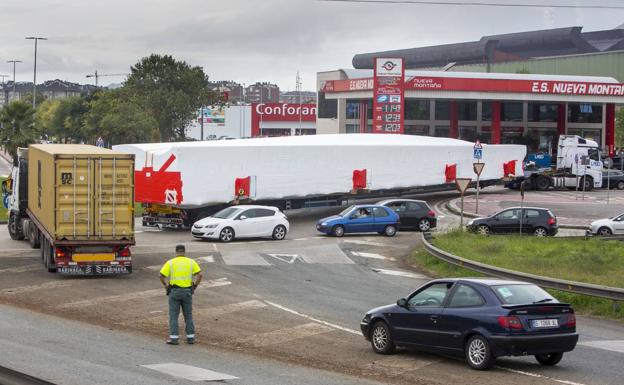 Colapsados Tres Horas Los Accesos Al Corte Ingles Por La Averia De Un Camion Con Una Carga Especial El Diario Montanes