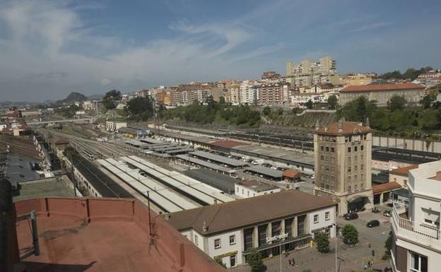 Vista general de las estaciones de Renfe y Feve en Santander./A. F.