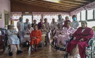 Foto de parte de las residentes (faltan las encamadas) y las tres propietarias de la Residencia La Arboleda, en Rumoroso. dm/