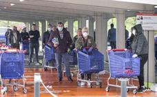 Imagen de colas ante el hipermercado Carrefour de Peñacastillo./Roberto Ruiz