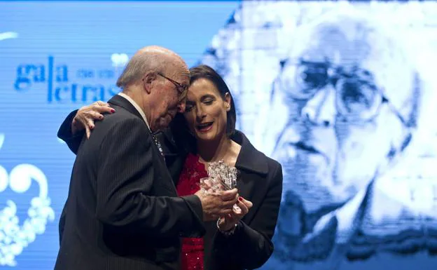 El escritor Jesús Pardo recibió de manos de Gema Igual el premio Honorífico en la Gala de las Letras de Santander de 2016.