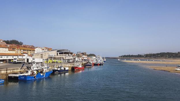 El puerto de San Vicente, al mediodía de ayer, cuando muchos barcos ya no podían acceder al muelle./VICENTE CORTABITARTE