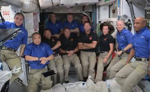 El cuarteto del Endeavour se fotografió con la última tripulación enviada por SpaceX y tres cosmonautas rusos/Afp