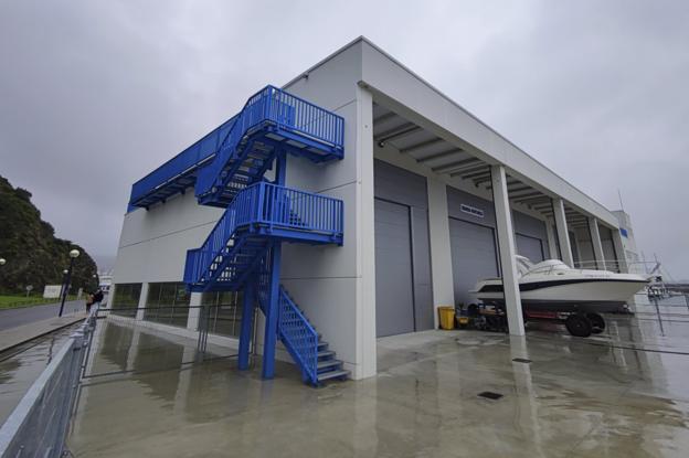 Exterior de la nueva nave de usos múltiples del puerto de Laredo. /Daniel Pedriza
