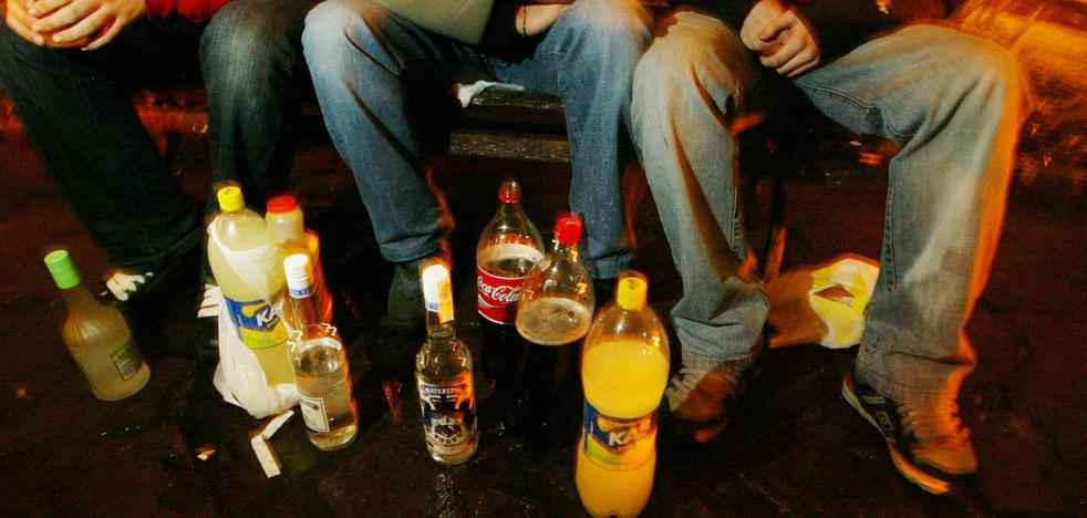 Denunciados 26 jóvenes por hacer botellón en la playa de Los Peligros - Vimarsana News