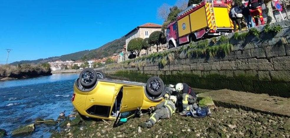 Cae a la ría un vehículo con dos ocupantes en Limpias