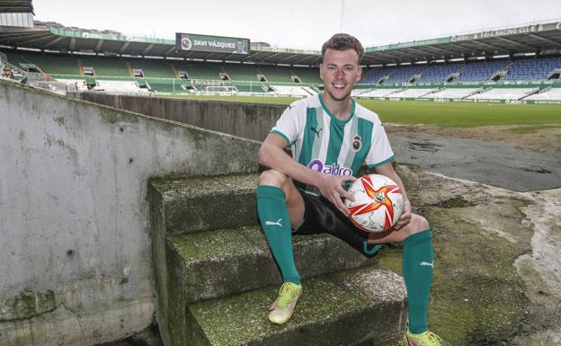 Javi Vázquez en el campo tras su presentación oficial./JAVIER COTERA