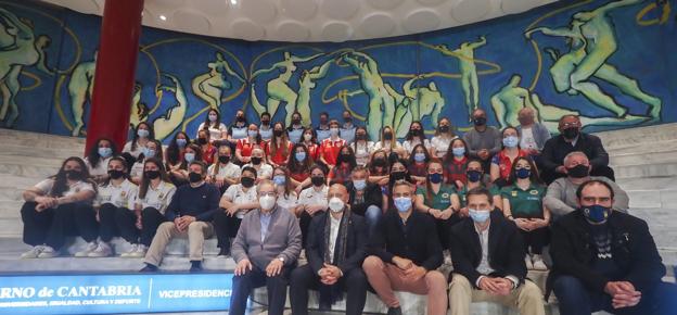 The players who attended the presentation of the Women's Bowling League, along with directors and authorities, and in which ten of the eleven clubs in the tournament were represented. 