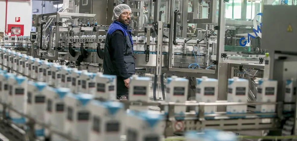 Tres de las cinco grandes empresas lácteas de Cantabria mantienen la recogida de leche