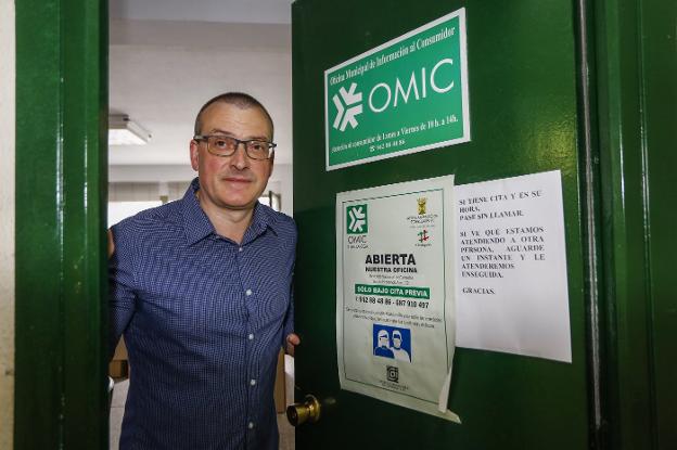 Francisco Bautista, en la entrada de la Oficina Municipal de Información al Consumidor de Torrelavega, en el Ferial de Ganados. /Luis Palomeque