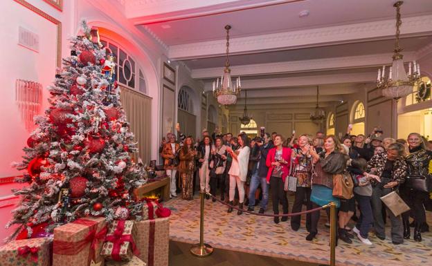 Asistentes a la inauguración del árbol de Navidad del Hotel Real./Roberto Ruiz